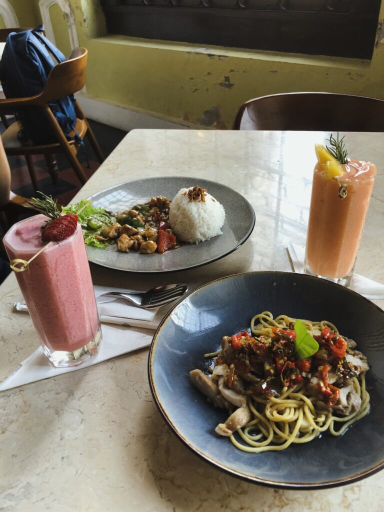 makanan dan minuman di dalam kafe Rode Winkel di Kota Tua